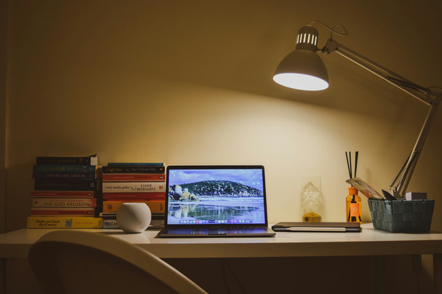 Ilustrasi lampu meja LED terbaik 2026. Foto: Unsplash