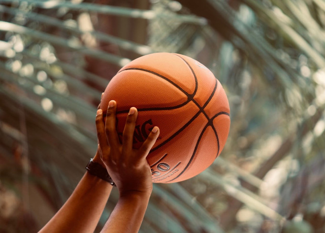 Ilustrasi Bagaimana cara memegang bola basket? . Foto: Unsplash/Abhay siby Mathew