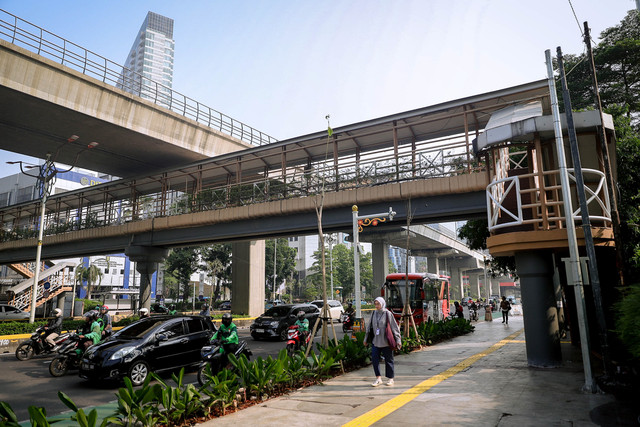 Jembatan Penyeberangan Orang (JPO) yang menghubungkan Halte Kedubes Malaysia dan Halte Epicentrum Selatan tampil lebih menarik dengan dominasi warna cokelat di Jalan HR Rasuna Said, Jakarta, Jumat (26/6/2026). Foto: Jamal Ramadhan/kumparan