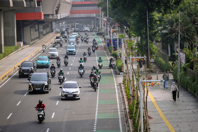 Jembatan Penyeberangan Orang (JPO) yang menghubungkan Halte Kedubes Malaysia dan Halte Epicentrum Selatan tampil lebih menarik dengan dominasi warna cokelat di Jalan HR Rasuna Said, Jakarta, Jumat (26/6/2026). Foto: Jamal Ramadhan/kumparan