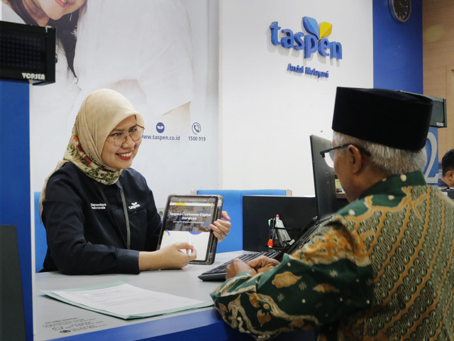 Petugas saat melayani peserta TASPEN. Foto: Dok. TASPEN