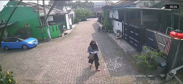 Aksi pencurian mobil terjadi di kawasan Cluster Taman Kenari, Kecamatan Pinang, Kota Tangerang, pada Rabu (24/6/2026). Pelaku laki-laki menyamar sebagai wanita. Foto: Dok. Istimewa