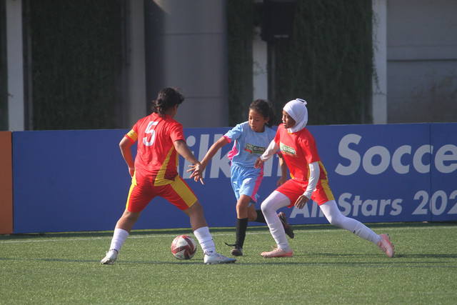All-Stars Malang (biru) menghadapi All-Stars Jakarta (oranye) di babak delapan besar MLSC All-Stars 2026, Jumat (26/6/2026) di Stadion Supersoccer Arena, Kabupaten Kudus, Jawa Tengah. Foto: Vega Maarijil Ula/kumparan