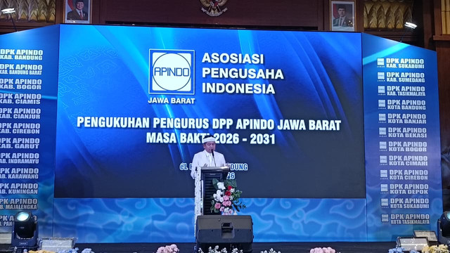 Gubernur Jawa Barat, Dedi Mulyadi, saat memberikan sambutan dalam Pengukuhan Pengurus DPP APINDO Jawa Barat Periode 2026-2031 di eL Hotel Bandung, Kota Bandung, Jumat (26/6/2026). Foto: Abisatya/kumparan