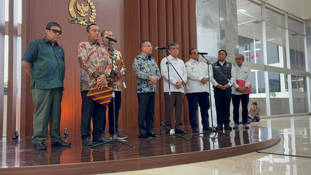 Wakil Ketua DPR Sufmi Dasco Ahmad bersama Mensesneg Prasetyo Hadi, Menaker Yassierli, Presiden KSPSI Andi Gani, dan Penasihat Khusus Presiden Said Iqbal menggelar konferensi pers terkait ancaman PHK di Gedung DPR, Jakarta, Jumat (26/6/2026). Foto: Abid Raihan/kumparan