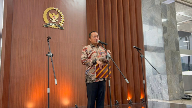 Mensesneg Prasetyo Hadi saat konferensi pers terkait ancaman PHK di Gedung DPR, Jakarta, Jumat (26/6/2026). Foto: Abid Raihan/kumparan