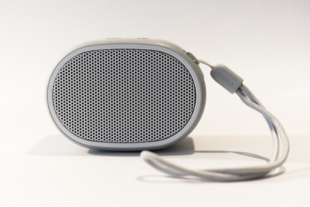 Ilustrasi speaker Bluetooth mini super bass terbaik 2026. Foto: Lynda Sanchez/Unsplash