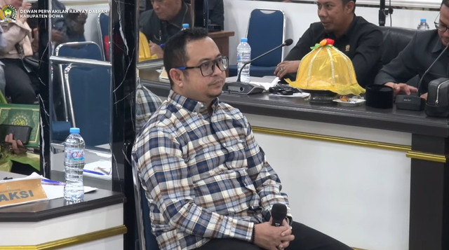 Suami Bupati Husnia, Khaerul Aco, dihadirkan dalam Pansus Hak Angket. Foto: DPRD Gowa 