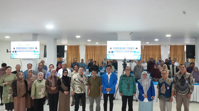 Sesi foto bersama, peserta Bimtek Kurikulum di Unismuh Makassar. Foto: Humas / Arinal