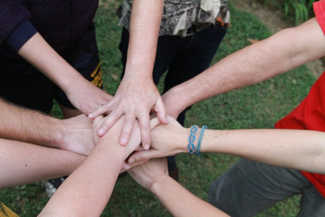 Ilustrasi bagaimana cara menghargai orang yang berbeda agama. Foto: Outward Bound Costa Rica / Unsplash