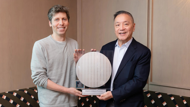 CEO Broadcom Hock Tan menyerahkan cip "Jalapeno" kepada CEO OpenAI Sam Altman dan Greg Brockman. Langkah ini menandai strategi penting OpenAI dalam membangun infrastruktur mandiri yang lengkap untuk model dan produk AI mereka. Foto: Dok. OpenAI