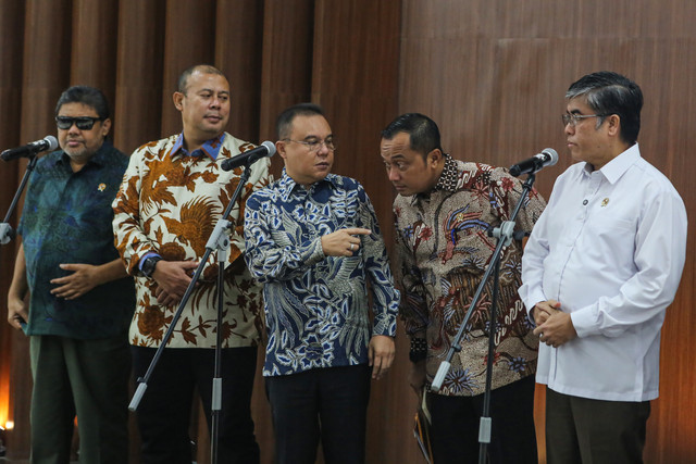 (Dari kiri) Said Iqbal, Cucun Ahmad, Sufmi Dasco, Prasetyo Hadi, dan Yassierli berbincang sebelum memberi keterangan usai rapat satgas mitigasi PHK di Kompleks Parlemen, Jakarta, Jumat (26/6/2026). Foto: Asprilla Dwi Adha/ANTARA FOTO