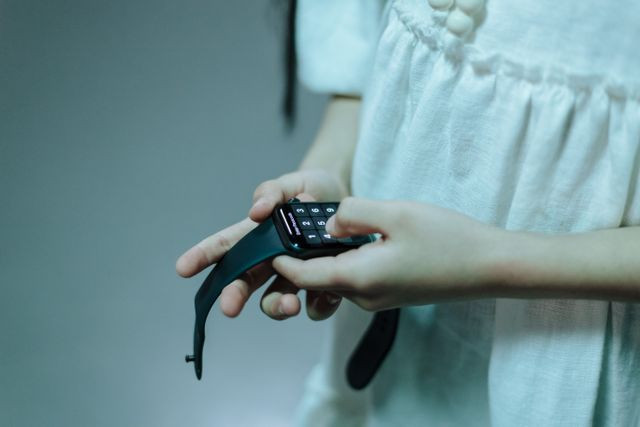 Ilustrasi smartwatch terbaik untuk anak. Foto: Ron Lanch/pexels