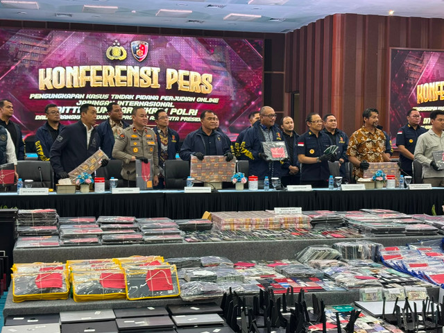 Momen pengangkatan Barang Bukti Pengungkapan Kasus Tindak Pidana Perjudian Online Jaringan Internasional Dittipidum Bareskrim Polri, Jumat (25/6/2026). Foto: Pradya Tirta/kumparan