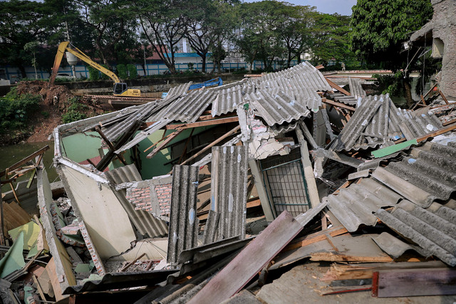 Warga melihat rumah roboh di kawasan Petamburan yang berbatasan dengan sungai Ciliwung, Jakarta, Jumat (26/6/2026).  Foto: Jamal Ramadhan/kumparan