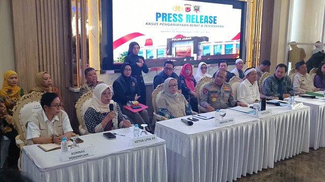 Gubernur Jabar Dedi Mulyadi alias KDM (tiga kanan) saat konferensi pers kasus penyekapan dan penganiayaan yang dilakukan Taufik Hidayat, di Polda Jabar, Jumat (26/6). Abisatya/kumparan