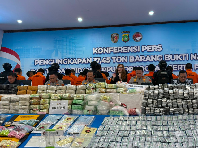 Sejumlah barang bukti yang diamankan Polda Metro Jaya dari tindak pidana TPPU, Pornografi Serta Perjudian, saat diperlihatkan dalam konferensi pers di Gedung BPMJ Polda Metro Jaya, Jakarta, Jumat (26/6/2026). Foto: Jeni Ritanti/kumparan