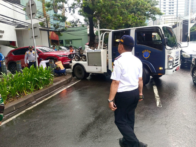 Suku Dinas Perhubungan Jakarta Selatan melakukan penertiban parkir liar di kawasan Senopati, Jakarta Selatan, Kamis (25/6/2026). Foto: Dok. Sudinhub Jakarta Selatan 