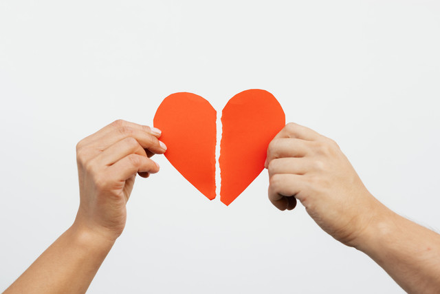 ilustrasi patah hati ,Foto oleh www.kaboompics.com dari Pexels: https://www.pexels.com/id-id/foto/tangan-hati-bentuk-hati-rusak-5207091/