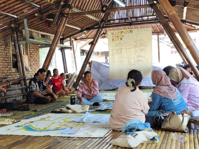 Anggota Komunitas Kalijawi berkumpul di balai bambu di Kelurahan Pakuncen, Kemantren Wirobrajan, Kota Yogyakarta, Jumat (26/6/2026). Komunitas tersebut dikenal melalui gerakan tabungan Rp2 ribu yang mereka galang untuk membantu renovasi rumah warga. Foto: Arfiansyah Panji Purnandaru/kumparan