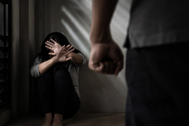 Kekerasan terhadap perempuan tidak hanya menimbulkan luka fisik, tetapi juga trauma psikologis dan kehilangan rasa aman yang dapat membuat korban sulit keluar dari lingkaran kekerasan. (Ilustrasi AI)