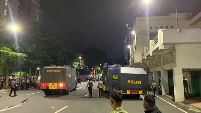 Jalan Gubernur Suryo kembali dibuka usai massa membubarkan diri, Jumat (26/6). Foto: Farusma Okta Verdian/kumparan
