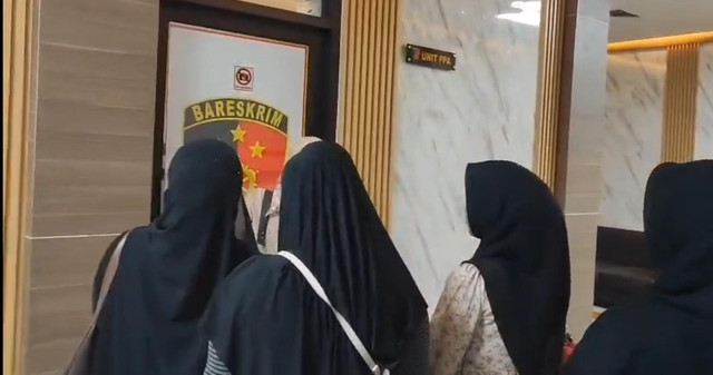 Korban dugaan kekerasan seksual di Ponpes di Samarinda saat memberikan keterangan kepada penyidik Satreskrim PPA Polresta Samarinda dengan didampingi TRC PPA Kaltim, Jumat (26/6). Foto: Dok. kumparan