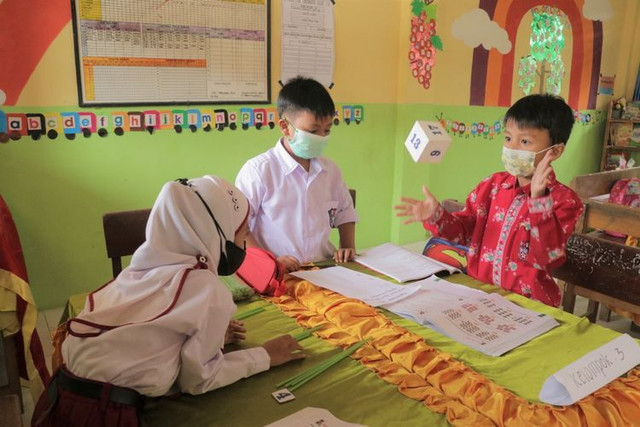 Siswa Melakukan Pembelajaran Mandiri di Kelas. Sumber: Kompas.