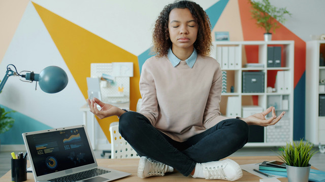 Seorang pekerja muda memanfaatkan lingkungan kerja yang nyaman untuk menjaga keseimbangan antara produktivitas dan kehidupan pribadi. Sumber: Unsplash