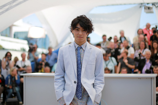Aktor asal Jepang Nijiro Murakami berpose saat sesi pemotretan (photocall) untuk film "Still the Water (Futatsume no Mado)" dalam festival film Cannes ke-67 di Cannes, Prancis, (20/5/2014). Foto: Loic Venance/AFP