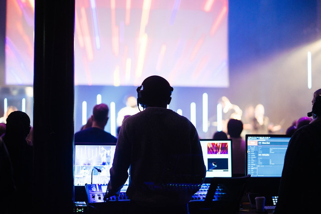 Ilustrasi Link Live Streaming Konser Puncak HUT Jakarta 2026,Foto:Unsplash/Phil Hearing