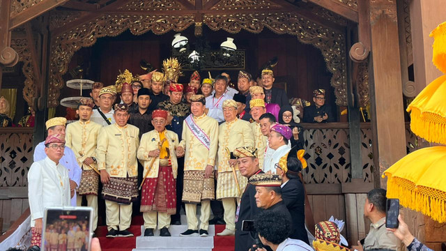 Presiden ke-7 RI Joko Widodo menerima gelar adat kehormatan Baginda Pemuka Bangsa dari lima kerajaan adat Lampung di Rumah Adat Kedatun Keagungan, Kelurahan Sepang Jaya, Labuhan Ratu, Kota Bandar Lampung, Sabtu (27/6/2026). Foto: Dok. kumparan