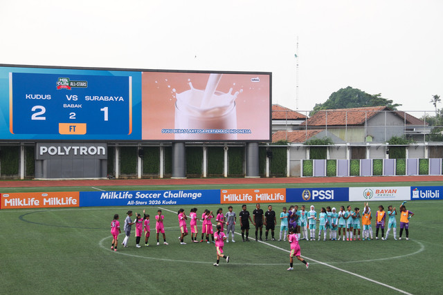 Pertandingan All-Stars Kudus (biru) menghadapi All-Stars Surabaya (pink) di babak semifinal MLSC All-Stars 2026 yang berlangsung Sabtu (27/6/2026) di Stadion Supersoccer Arena, Kabupaten Kudus, Jawa Tengah. Foto: Vega Maarijil Ula/kumparan