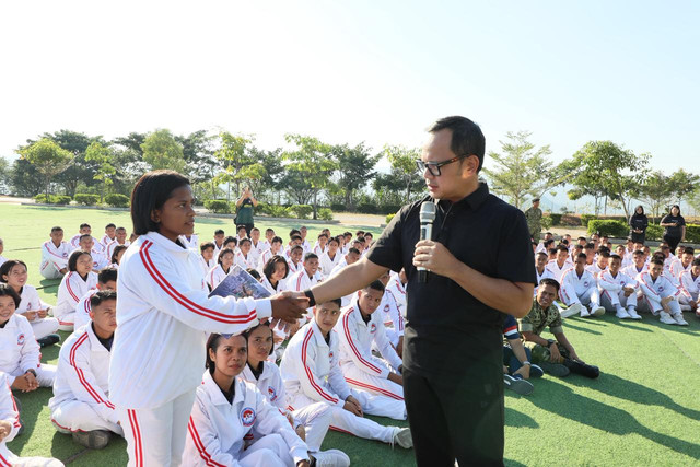 Wamendagri Bima Arya ajak mahasiswa Poltek Unhan NTT miliki visi dan disiplin kuat sebagai bekal menjadi pemimpin masa depan, Sabtu (27/6/2026). Foto: Dok. Kemendagri