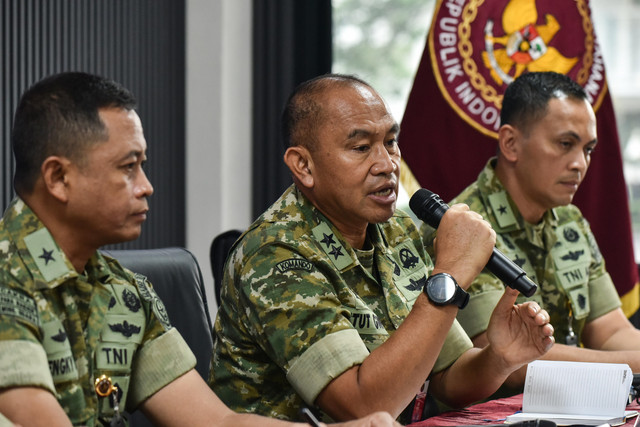 Kepala BPSDM Kemhan Mayjen TNI Ketut Gede Wetan Pastia (tengah) didampingi Kapus Komcad Bacadnas Brigjen TNI Hengki Yuda (kiri) dan Karo Infohan Setjen Kemhan Brigjen TNI Rico Ricardo Sirait (kanan) jumpa pers di Kemenhan, Jakarta, Sabtu (27/6/2026). Foto: Fakhri Hermansyah/ANTARA FOTO