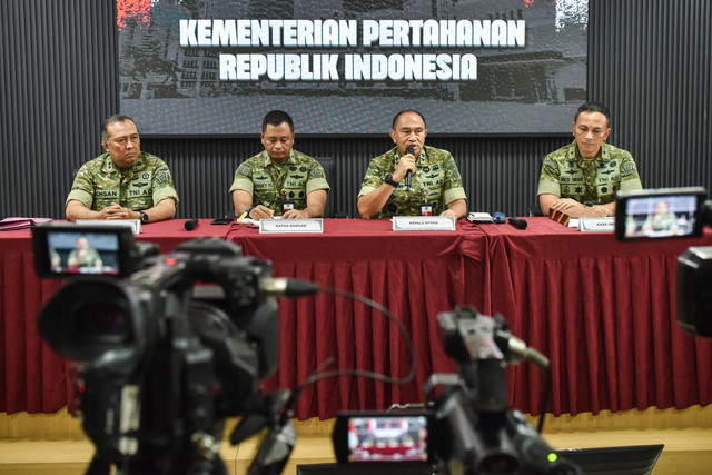 Kabag BPSDM Kemhan Mayjen TNI Ketut Gede Wetan Pastia (kedua kanan) bersama jajaran dan Tim Kesehatan Letkol CKM Ichsan (kiri) memberi keterangan saat konferensi pers evaluasi latihan dasar SPPI KDKMP di Kemenhan, Jakarta, Sabtu (27/6/2026). Foto: Fakhri Hermansyah/ANTARA FOTO