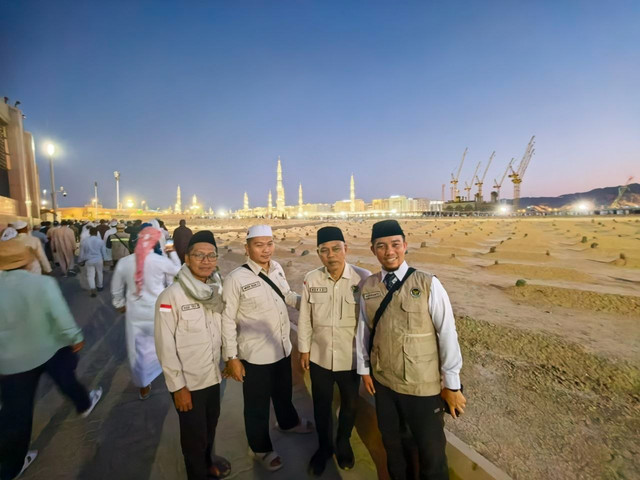 PPIH Bimbad Agus Susanto dan sejumlah peziarah saat di Makam Baqi, Madinah. Foto: Dok. MCH 2026