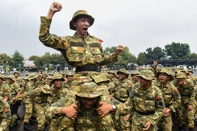 Sejumlah peserta program Sarjana Penggerak Pembangunan Indonesia (SPPI) meneriakkan yel-yel saat mengikuti Pelatihan Dasar Kemiliteran (Latsarmil) calon manajer Koperasi Desa Merah Putih di Brigif 1 Marinir Cilandak, Jakarta, Kamis (25/6/2026). Foto: Indrianto Eko Suwarso/ANTARA FOTO