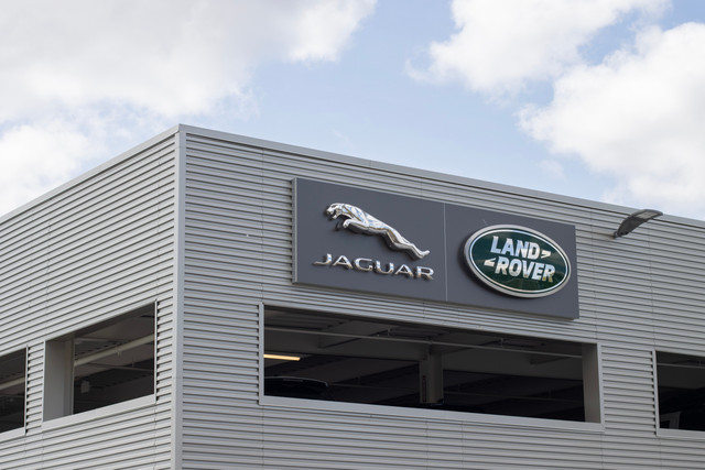 Ilustrasi perusahaan Jaguar Land Rover (JLR). Foto: Tada Images/Shutterstock