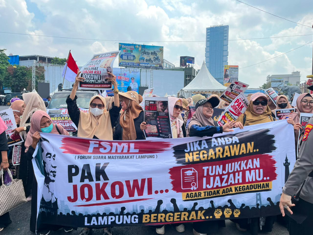 Sejumlah massa yang tergabung dalam Forum Masyarakat Lampung (FML) menggelar aksi unjuk rasa menolak kedatangan Presiden ke-7 RI Joko Widodo (Jokowi) yang tengah menjalani safari politik di Provinsi Lampung, Sabtu (27/6/2026). Foto: kumparan