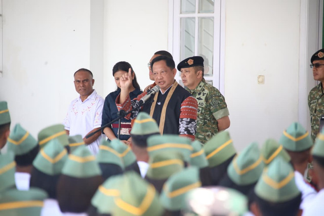 Mendagri Tito Karnavian ajak mahasiswa Poltek Ben Mboi Unhan NTT kembangkan potensi wirausaha, tak hanya terpaku jadi TNI, Polri, atau ASN. Foto: Kemendagri RI