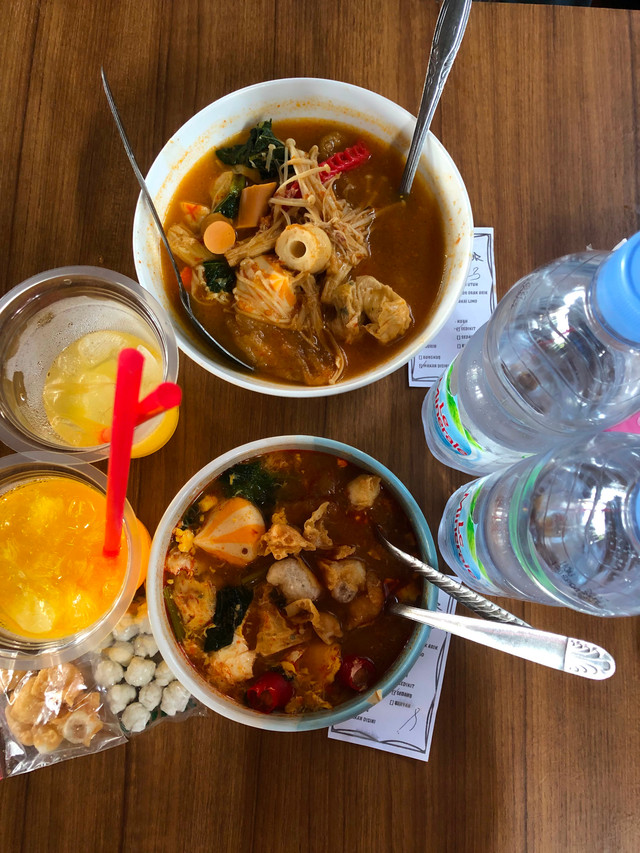 Foto menunjukkan seblak yang mampu mengikuti perkembangan zaman. Dari yang awalnya hanya sekadar berisi kerupuk basah dengan bumbu rempah-rempah, kini seblak memiliki beragam varian isi yang bisa kita pilih sendiri atau biasa disebut seblak prasmanan (dokumentasi pribadi).