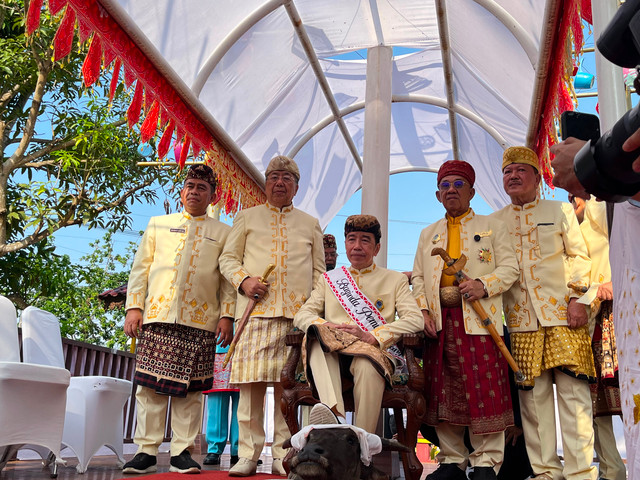 Prosesi penyematan gelar adat "Baginda Pemuka Bangsa" kepada Presiden RI ke-7 Joko Widodo (Jokowi) berlangsung khidmat di Kedatun Keagungan Lampung, Sabtu (27/6/2026). Foto: Dok. Istimewa