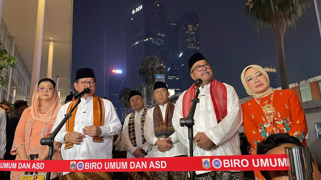Gubernur dan Wakil Gubernur DKI Jakarta, Pramono Anung dan Rano Karno, saat memberikan keterangan usai menghadiri Malam Puncak HUT ke-499 DKI Jakarta di kawasan Bundaran HI, Sabtu (27/6/2026). Foto: Jeni Ritanti/kumparan