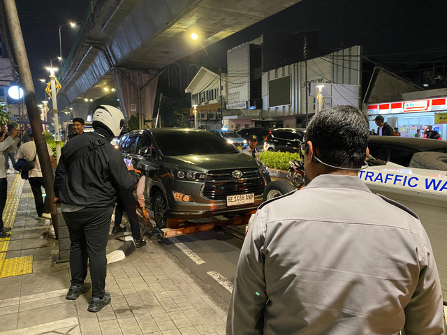 Dishub DKI Jakarta menertibkan parkir liar di kawasan Senopati dan Gunawarman, Jakarta Selatan. Foto: Dishub DKI Jakarta