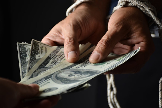 Petugas tata usaha di sekolah rakyat melakukan mark-up atas belanja operasional. Tindakan ini termasuk jenis tindak pidana korupsi. Unsplash/Nohe Pereira