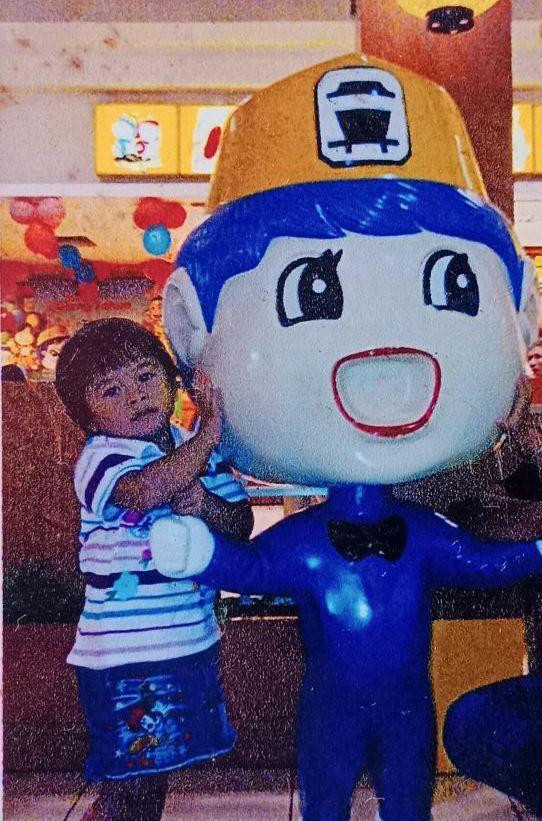 Seorang anak kecil yang sedang foto di patung hokben Sumber: Dokumentasi Pribadi
