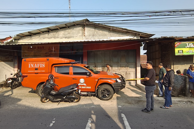 Polisi mendatangi TKP pembunuhan pria di Arcawinangun, Banyumas. Foto: Polresta Banyumas