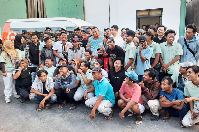 Bupati Situbondo Yusuf Rio Wahyu Prayogo bersama petugas KKP menyapa dan foto bersama dengan karyawan pabrik pengolahan rumput laut PT Fuyuan. Foto: Dok. Istimewa