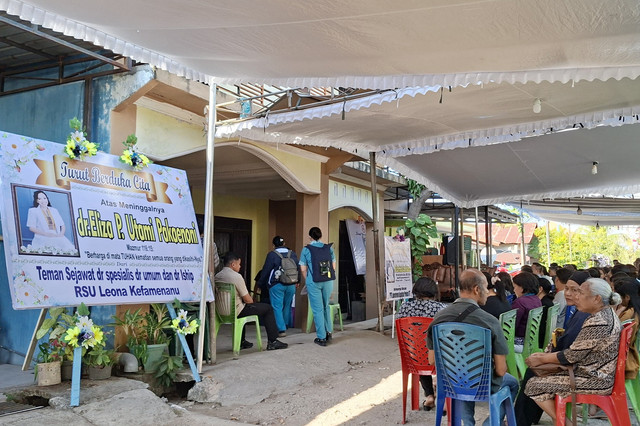 Suasana rumah duka dokter Eliza Princila Utami Pakaenoni. Foto: kumparan